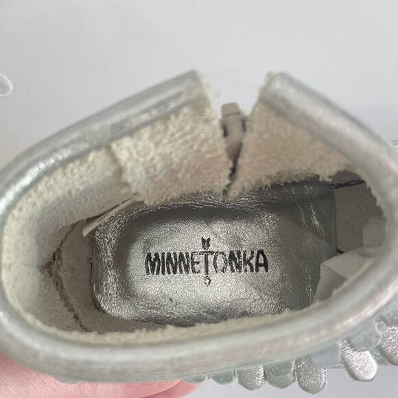 Minnetonka Aria Silver Fringe Moccasin Girls 6 Metallic Ankle Bootie Rubber Sole - Picture 8 of 11